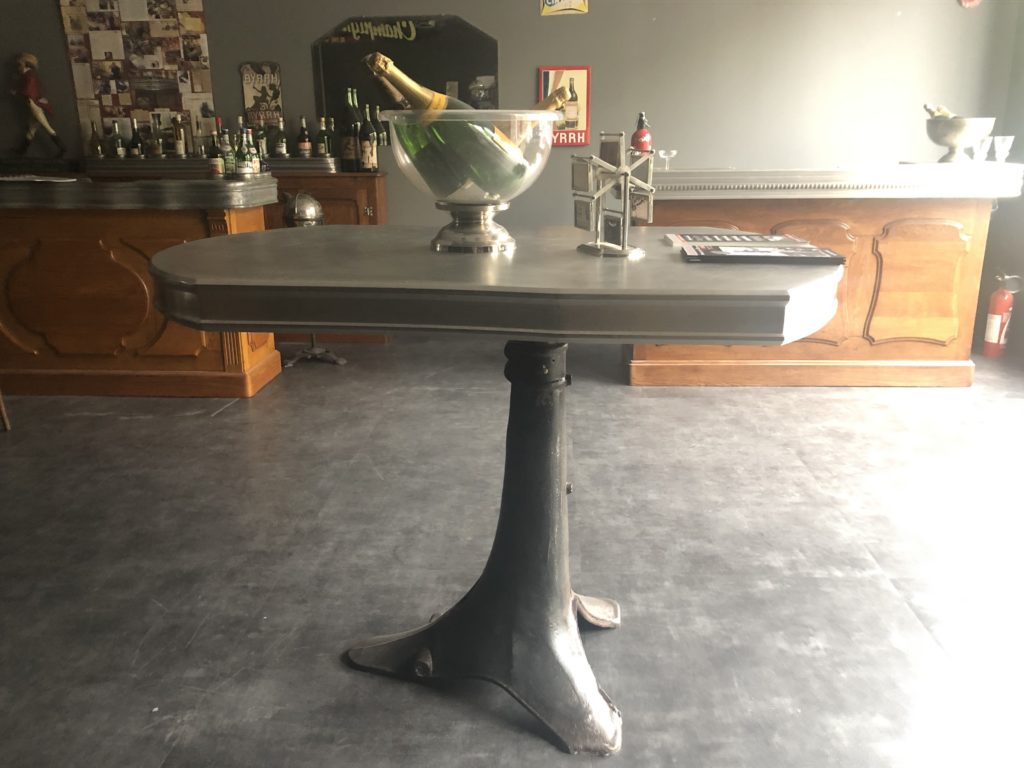 Table haute avec la bordure N°106